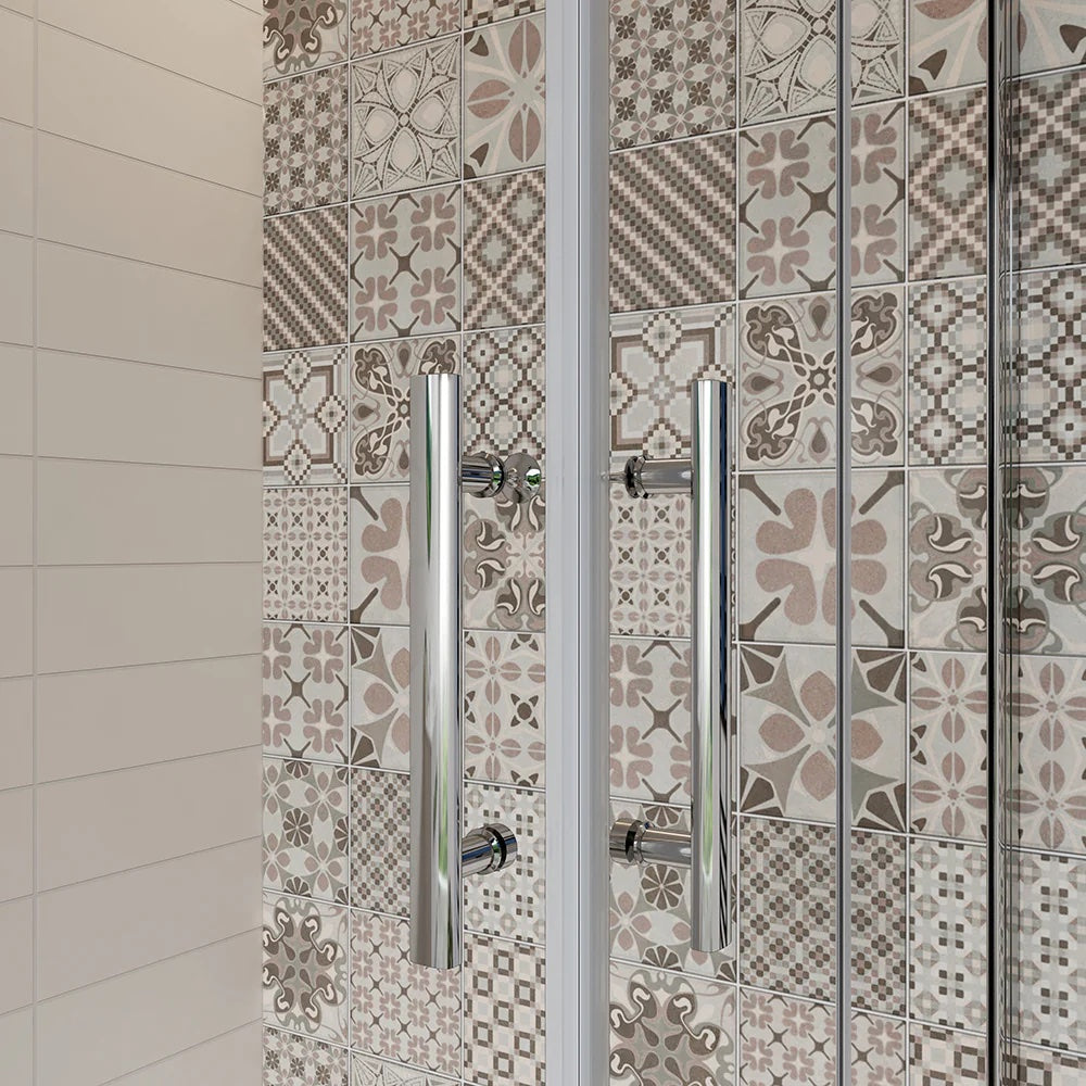 AICA Sprchový kout obdélníkový se zalamovacími dveřmi z 6mm NANO skla – bezpečnostní sklo EasyClean, chromový profil, nerezové madlo. Moderní sprchový box s univerzální montáží (levá/pravá strana) pro prostory 70–120 cm, výška 195 cm. Designový obdélníkový sprchový kout s posuvnými dveřmi, odolný proti korozi. Vhodný do malých i velkých koupelen, snadná údržba a minimalistický vzhled.