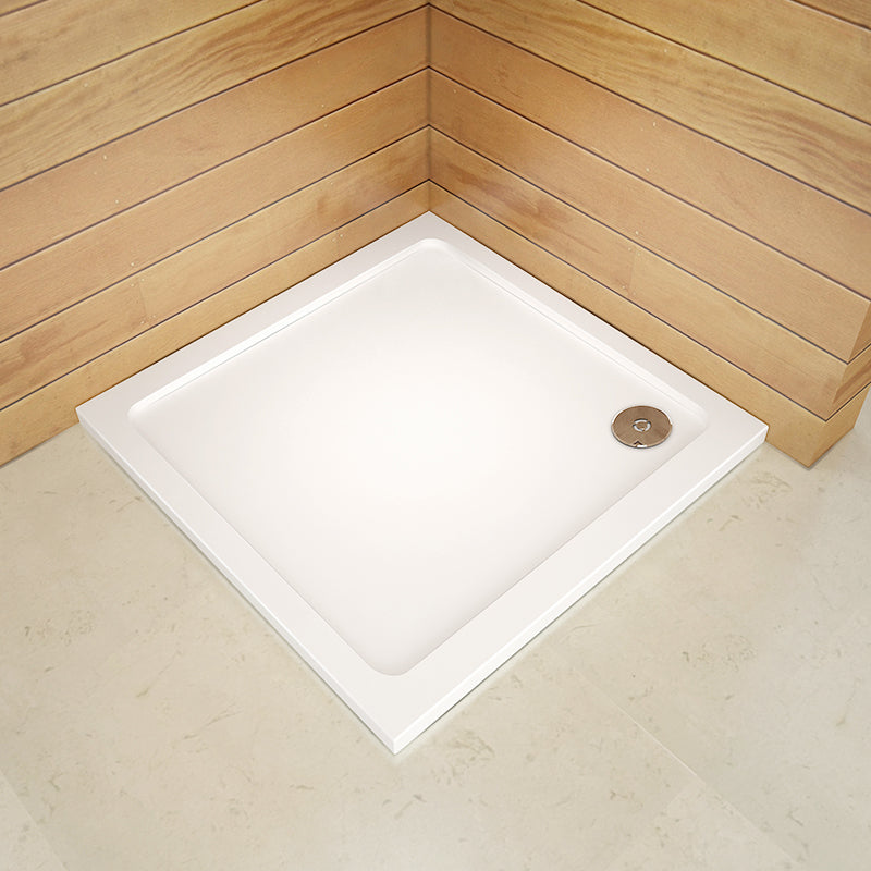 Biela štvorcová sprchová vanička 80x80 z litého mramoru s gelcoat povrchom. Protisklzový a antibakteriálny povrch, montáž na úrovni podlahy, moderný dizajn pre vašu kúpeľňu.