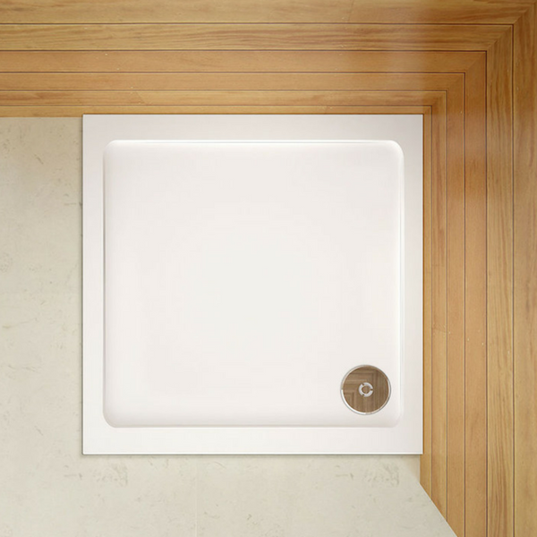 Biela štvorcová sprchová vanička 80x80 z litého mramoru s gelcoat povrchom. Protisklzový a antibakteriálny povrch, montáž na úrovni podlahy, moderný dizajn pre vašu kúpeľňu.