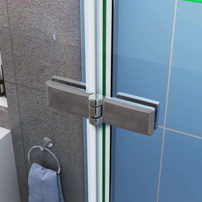 Čtvercový sprchový kout AICA s posuvnými dveřmi a boční stěnou z 6mm bezpečnostního NANO skla. Rozměry 70-90 cm, výška 195 cm. Moderní design s chromovanými profily, nerezovým madlem a stabilní vzpěrou. Ideální řešení pro moderní koupelny