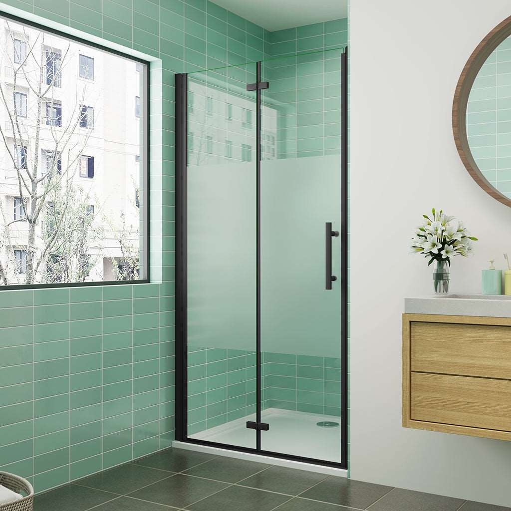 Zalamovací sprchové dveře s neprůhledným privacy pásem – 6mm bezpečnostní NANO sklo EasyClean, nastavitelná šířka 70–120 cm, výška 195 cm. Černý hliníkový profil, nerezové madlo a univerzální montáž (L/P) do sprchové niky. Moderní design s matným dekorem pro maximální soukromí.