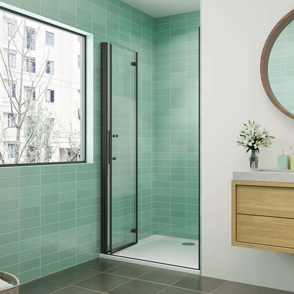 Zalamovací sprchové dveře s neprůhledným privacy pásem – 6mm bezpečnostní NANO sklo EasyClean, nastavitelná šířka 70–120 cm, výška 195 cm. Černý hliníkový profil, nerezové madlo a univerzální montáž (L/P) do sprchové niky. Moderní design s matným dekorem pro maximální soukromí.