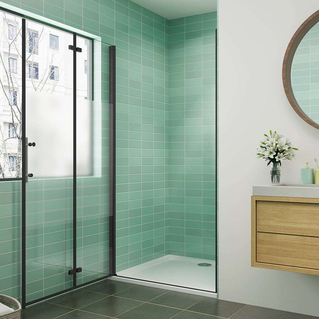 Zalamovací sprchové dveře s neprůhledným privacy pásem – 6mm bezpečnostní NANO sklo EasyClean, nastavitelná šířka 70–120 cm, výška 195 cm. Černý hliníkový profil, nerezové madlo a univerzální montáž (L/P) do sprchové niky. Moderní design s matným dekorem pro maximální soukromí.