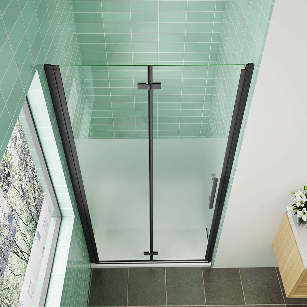 Zalamovací sprchové dveře s neprůhledným privacy pásem – 6mm bezpečnostní NANO sklo EasyClean, nastavitelná šířka 70–120 cm, výška 195 cm. Černý hliníkový profil, nerezové madlo a univerzální montáž (L/P) do sprchové niky. Moderní design s matným dekorem pro maximální soukromí.