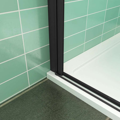 Zalamovací sprchové dveře s neprůhledným privacy pásem – 6mm bezpečnostní NANO sklo EasyClean, nastavitelná šířka 70–120 cm, výška 195 cm. Černý hliníkový profil, nerezové madlo a univerzální montáž (L/P) do sprchové niky. Moderní design s matným dekorem pro maximální soukromí.