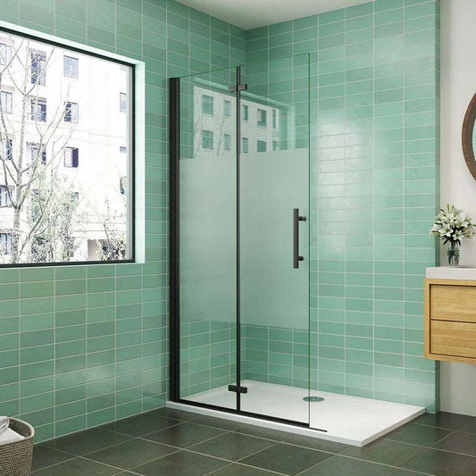 Walk-In sprchová zástěna AICA s nastavitelnou šířkou 66–116 cm, 6mm NANO sklo s Privacy pásem, černý korozivzdorný hliník a zinkové madlo. Prostorově úsporná montáž bez vaničky, výška 195 cm – moderní design do každé koupelny.