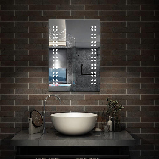 Dotykové LED zrcadlo do koupelny AICA J1601C s rozměry 39x50 cm – moderní proti zamlžování zrcadlo s chladným bílým LED osvětlením (6000K), dotykovým ovládáním a topnou fólií. Elegantní hliníkový rám, úsporné LED pásky s ochranou IP67 proti vlhkosti a prachu. Prémiové HD zrcadlové sklo s leštěnými hranami, ideální do koupelen, toalet nebo wellness prostor. Funkční řešení pro dokonalé osvětlení při holení nebo líčení bez zamlžování. Technické parametry: 12W výkon, napájení 220-240V, montáž vertikální/horizon