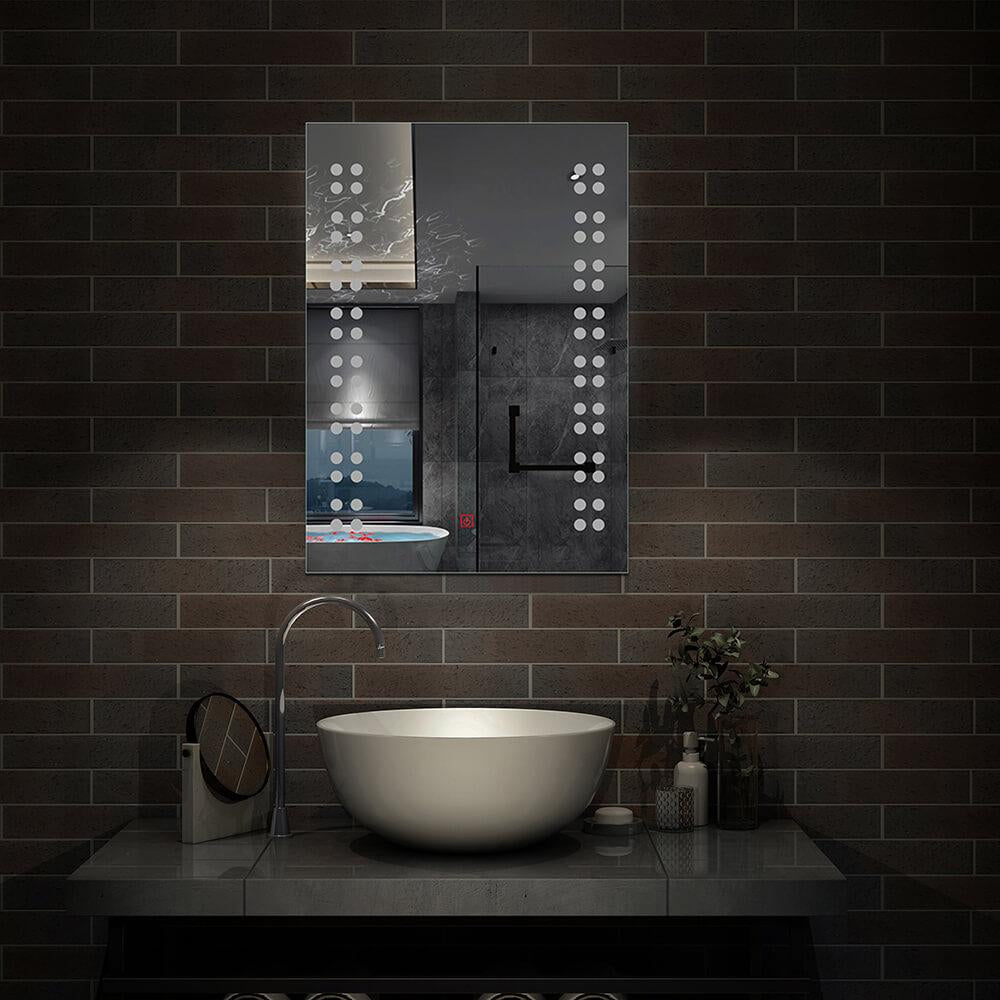 Dotykové LED zrcadlo do koupelny AICA J1601C s rozměry 39x50 cm – moderní proti zamlžování zrcadlo s chladným bílým LED osvětlením (6000K), dotykovým ovládáním a topnou fólií. Elegantní hliníkový rám, úsporné LED pásky s ochranou IP67 proti vlhkosti a prachu. Prémiové HD zrcadlové sklo s leštěnými hranami, ideální do koupelen, toalet nebo wellness prostor. Funkční řešení pro dokonalé osvětlení při holení nebo líčení bez zamlžování. Technické parametry: 12W výkon, napájení 220-240V, montáž vertikální/horizon