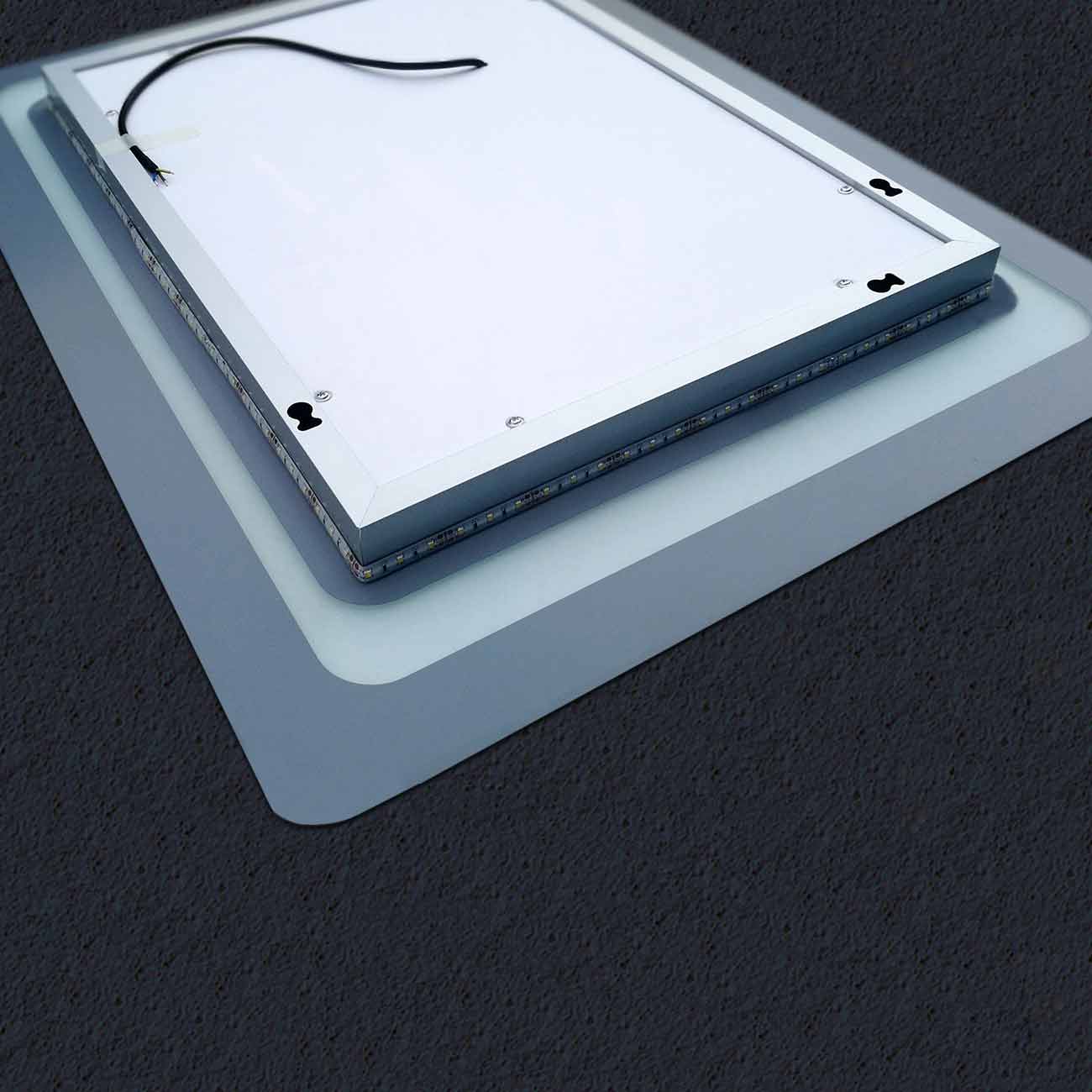 Dotykové LED zrcadlo do koupelny AICA J1601C s rozměry 39x50 cm – moderní proti zamlžování zrcadlo s chladným bílým LED osvětlením (6000K), dotykovým ovládáním a topnou fólií. Elegantní hliníkový rám, úsporné LED pásky s ochranou IP67 proti vlhkosti a prachu. Prémiové HD zrcadlové sklo s leštěnými hranami, ideální do koupelen, toalet nebo wellness prostor. Funkční řešení pro dokonalé osvětlení při holení nebo líčení bez zamlžování. Technické parametry: 12W výkon, napájení 220-240V, montáž vertikální/horizon