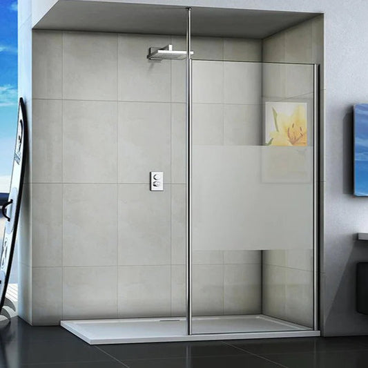 Walk-in sprchová zástěna s nastavitelnou šířkou 70–140 cm | 8mm NANO sklo s matným privacy pásem, Anti-Explosion fólie, stropní chromová tyč a korozivzdorný hliník pro bezpečný a moderní sprchový kout.