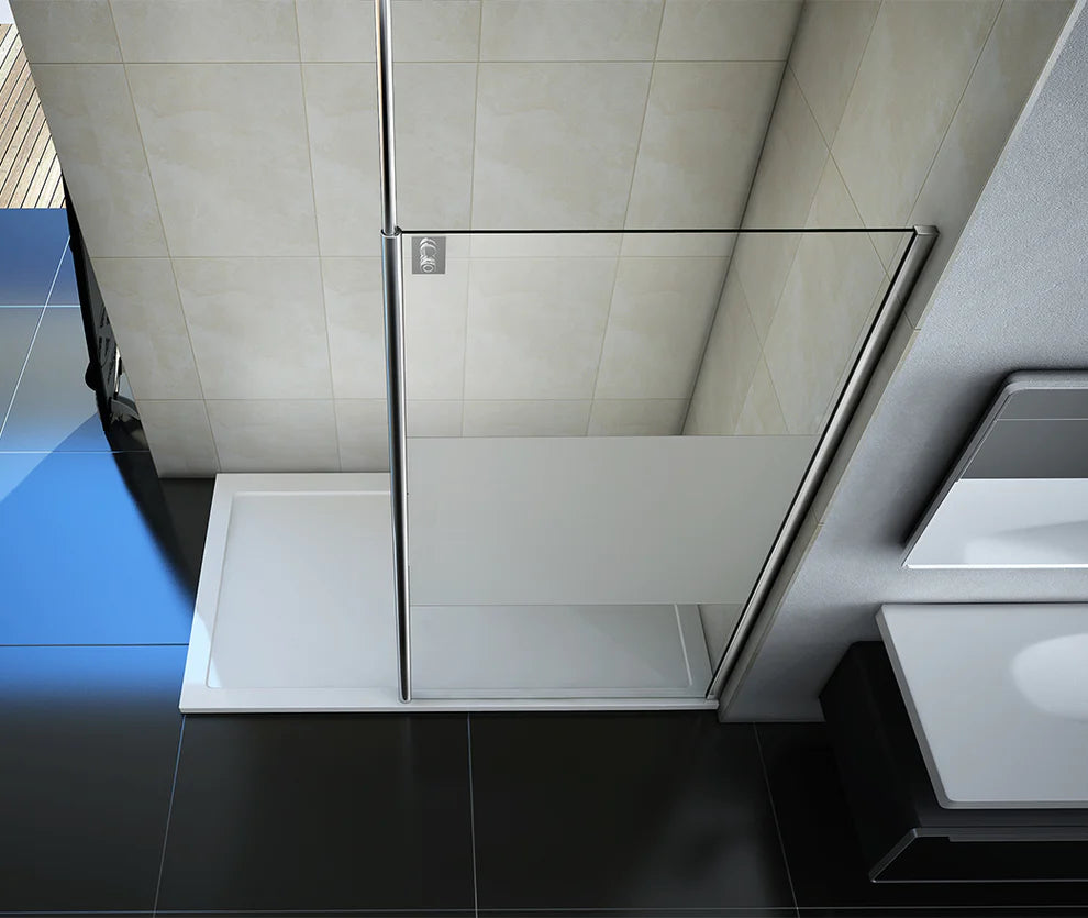 Walk-in sprchová zástěna s nastavitelnou šířkou 70–140 cm | 8mm NANO sklo s matným privacy pásem, Anti-Explosion fólie, stropní chromová tyč a korozivzdorný hliník pro bezpečný a moderní sprchový kout.
