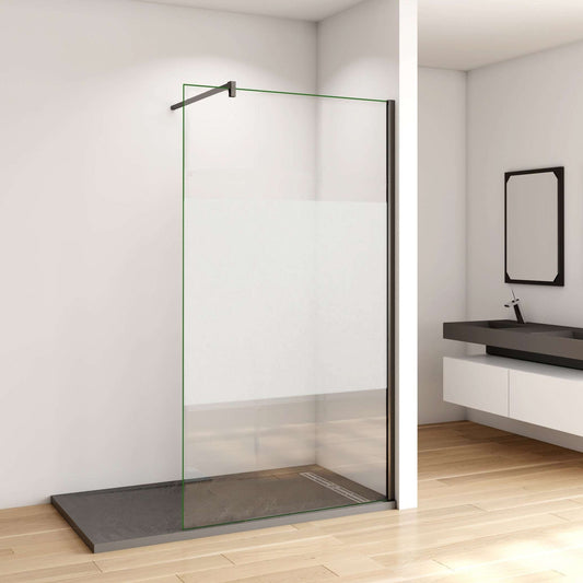 Walk in sprchová zástěna s privacy pásem, černá designová zástěna do koupelny s 10mm nano bezpečnostním sklem a anti-explosion fólií. Nastavitelná šířka 70-140cm, výška 200cm, univerzální montáž (vlevo/vpravo), černá hliníková vzpěra F-123B/F-084B. Moderní sprchový kout s neprůhledným středovým pásem pro soukromí.