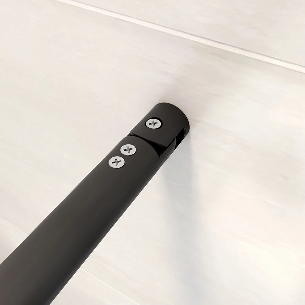 Walk in sprchová zástěna s privacy pásem, černá designová zástěna do koupelny s 10mm nano bezpečnostním sklem a anti-explosion fólií. Nastavitelná šířka 70-140cm, výška 200cm, univerzální montáž (vlevo/vpravo), černá hliníková vzpěra F-123B/F-084B. Moderní sprchový kout s neprůhledným středovým pásem pro soukromí.