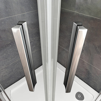 AICA čtvrtkruhový sprchový kout 90x90 s posuvnými dveřmi - kvalitní 6mm NANO čiré sklo s EasyClean povrchem, elegantní chromová úprava, výška 195cm. Profesionální sprchový box s hladkým posuvným mechanismem, vhodný do rohu koupelny. Odolný proti vodnímu kameni, snadná údržba a moderní design.